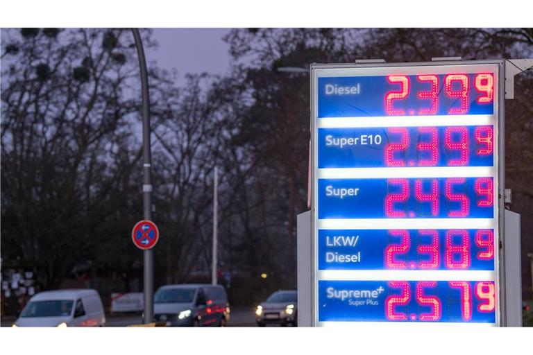 Die Benzinpreise sind am Mittwochmorgen noch einmal deutlich gestiegen - wenn auch nicht überall so stark wie an dieser Tankstelle in Berlin.