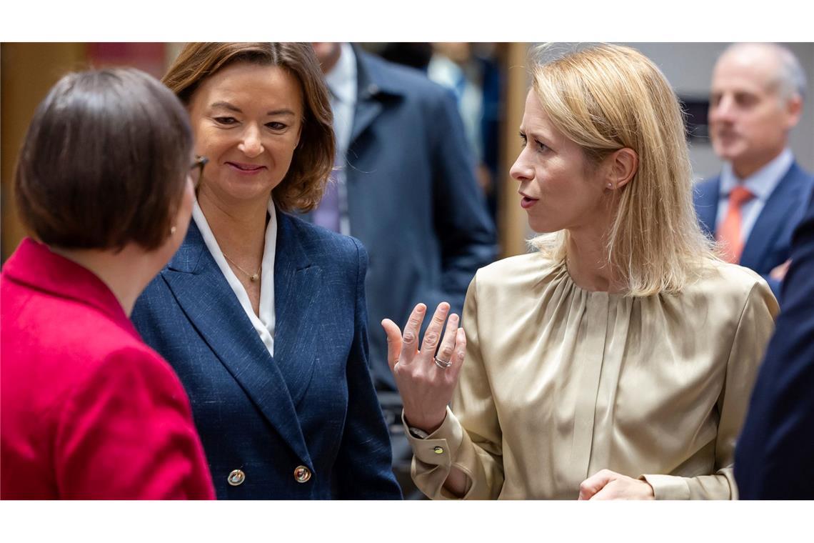 Die Beratungen von EU-Chefdiplomatin Kaja Kallas (r) mit den Außenministerinnen und Außenministern sollten eigentlich vertraulich sein. (Archivbild)