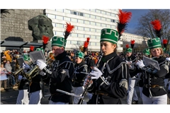 Die Bergparade zum Abschluss des Kulturhauptstadtjahres zieht am Chemnitzer Karl-Marx-Monument vorbei.