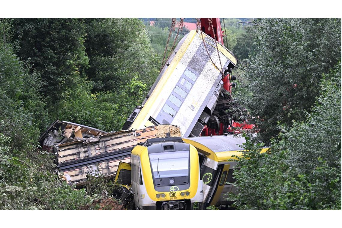 So läuft die Bergung des Zuges Die Bergung des Regionalexpress auf der Strecke bei Riedlingen hat am Montagnachmittag begonnen.