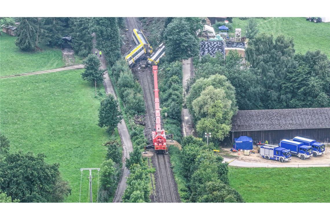 Zug-Bergung dauert länger - Kinder unter Verletzten Die Bergung ist komplex.