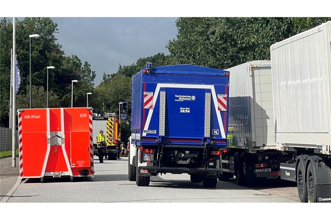 Die Bergungsarbeiten dauern mehrere Stunden nach dem Unfall in einem Kieler Gewerbegebiet an.