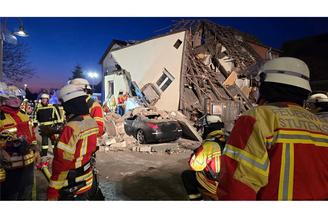 73-Jähriger stirbt nach Hauseinsturz bei Karlsruhe Die Bergungsarbeiten laufen. (Symbolbild)