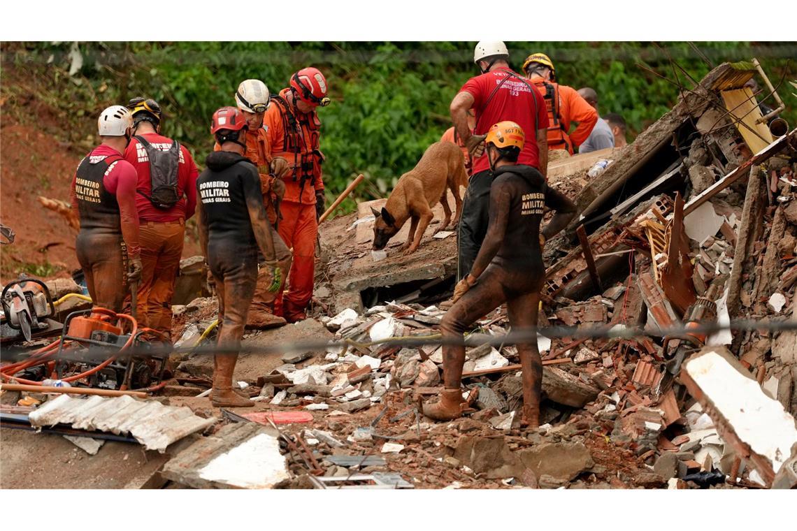 Die Bergungsarbeiten mussten aufgrund anhaltender Regenfälle zeitweise unterbrochen werden.