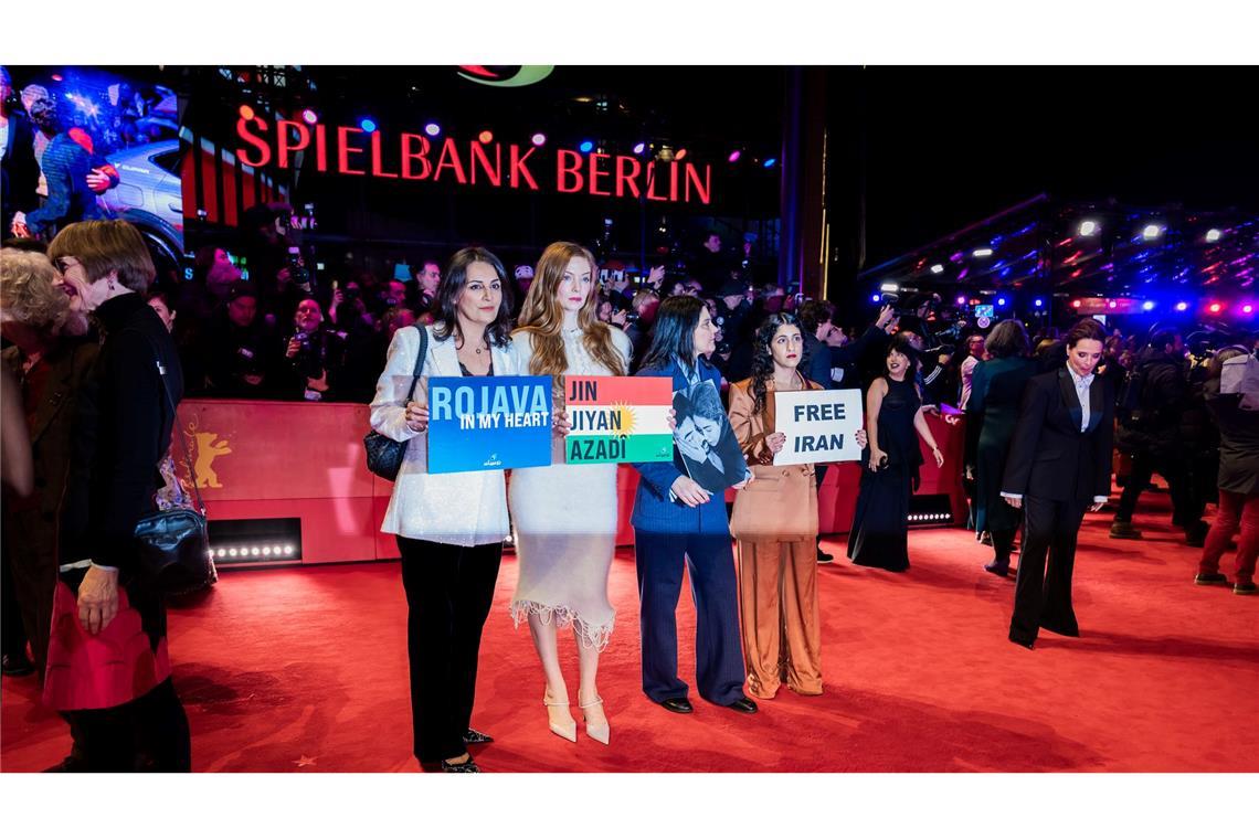 Die Berlinale gilt als ausgesprochen politisches Filmfestival - einige Filmschaffende nutzten die Eröffnung für ein politisches Statement. (Archivbild)