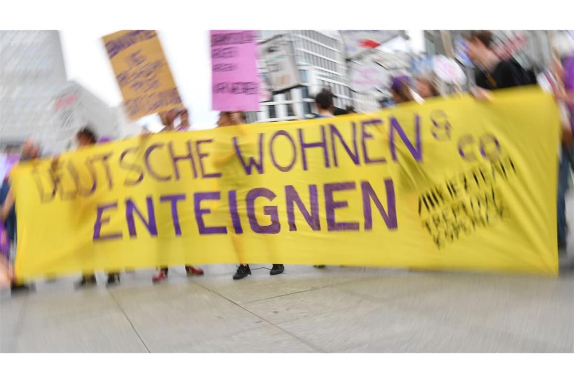 Die Berliner haben sich mehrheitlich dafür ausgesprochen, große Immobilienkonzerne zu enteignen. Die Linken wollen das nun umsetzen.