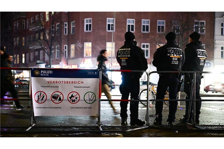 Die Berliner Polizei nimmt schon vor Mitternacht mehr als 100 Menschen fest.