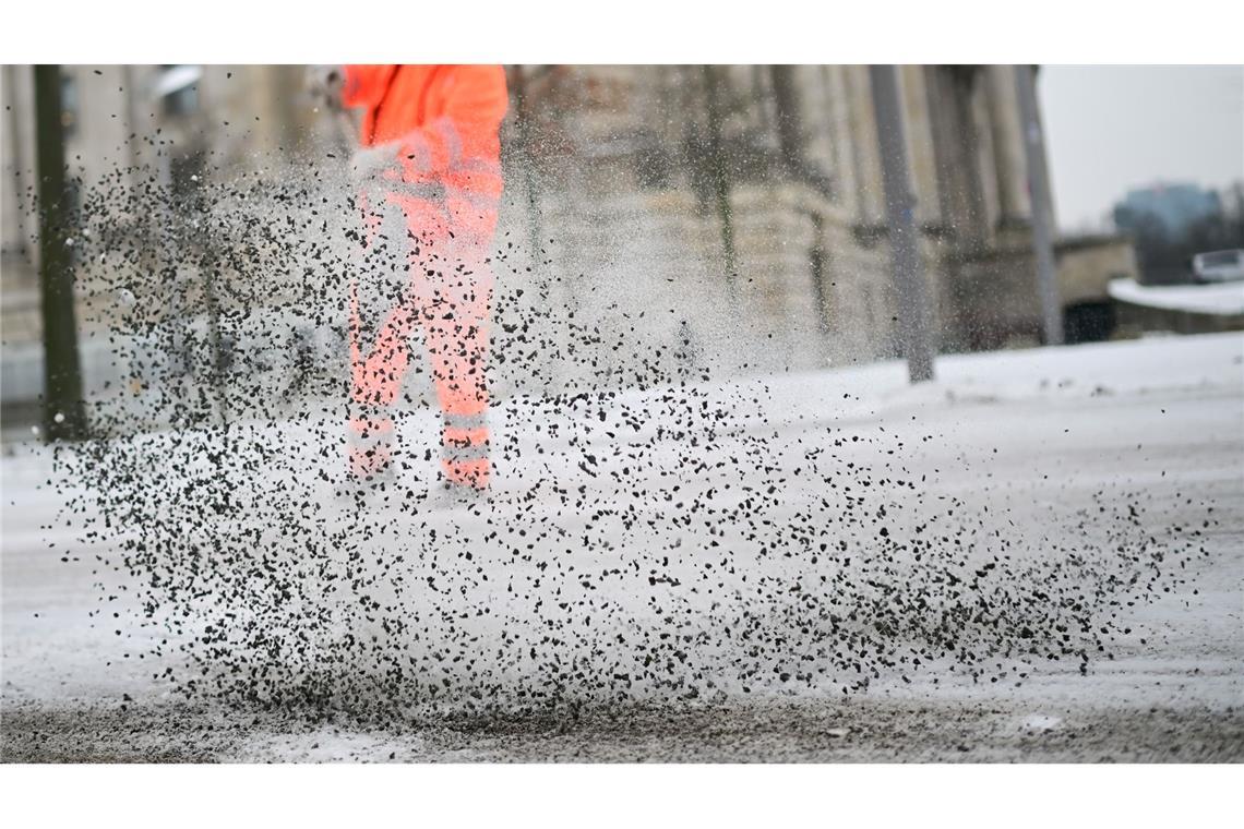 Die Berliner Stadtreinigung (BSR) hat mit dem Winterdienst alle Hände voll zu tun.