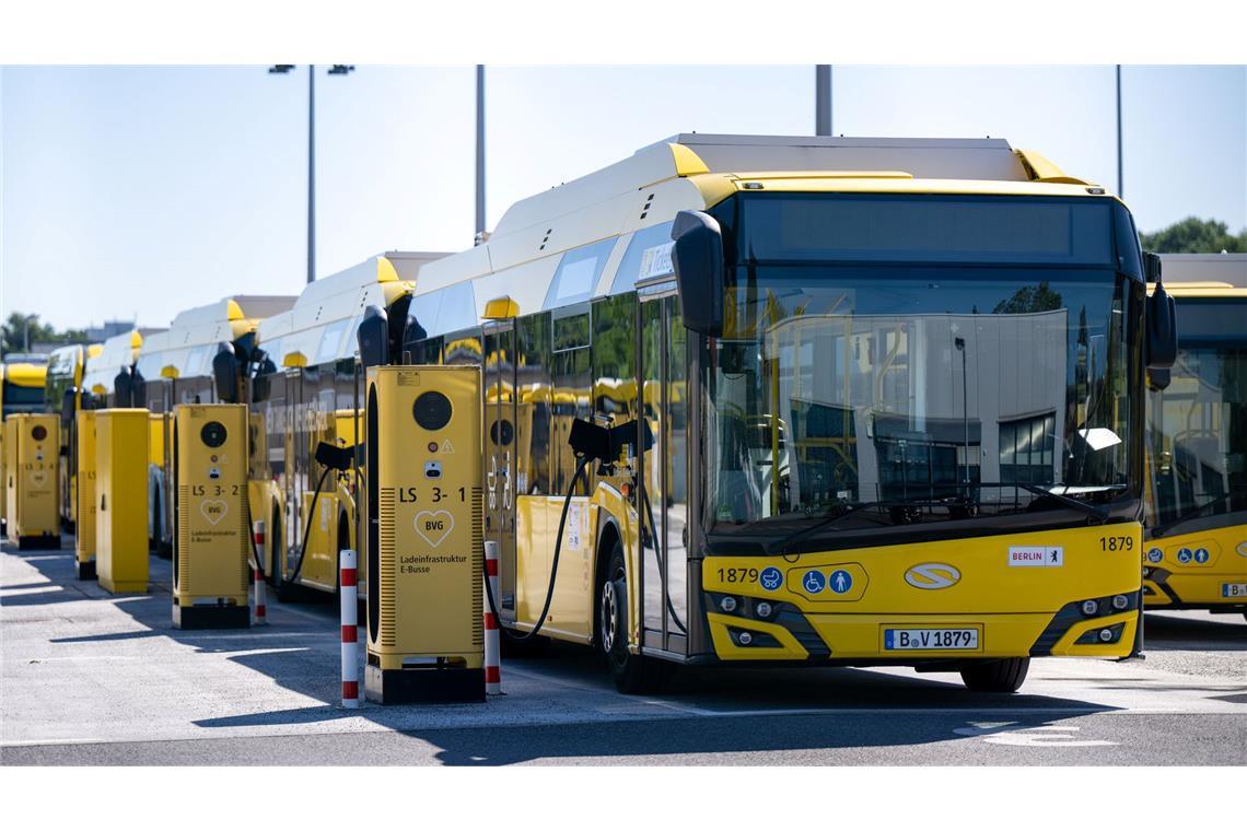 Hochlauf der E-Busflotten im ÖPNV droht zu stocken Die Berliner Verkehrsbetriebe (BVG) wollen ihre E-Busflotte von derzeit 227 Fahrzeugen in den nächsten drei Jahren nahezu verdoppeln. (Archivbild)