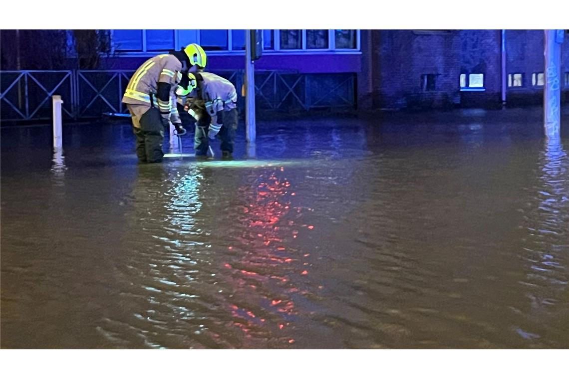 Wasserrohrbruch zu Silvester - Teile Berlins ohne Wasser Die Berliner Wasserbetriebe gehen davon aus, dass alle bis Mitternacht wieder Wasser haben. (Foto aktuell)