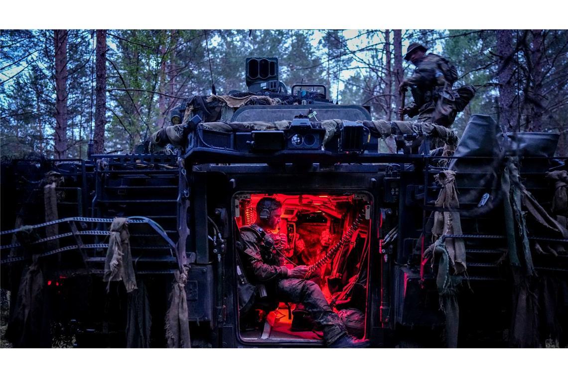 Die Besatzung eines Schützenpanzers der Bundeswehr nimmt an der Großübung „Freedom Shield 2026“ in Litauen teil.