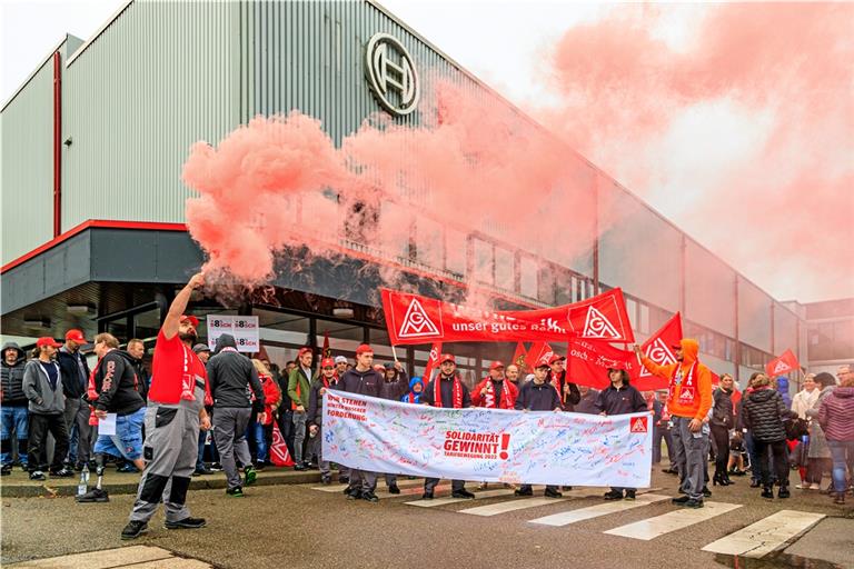 Die Beschäftigten am Bosch-Standort in Murrhardt zeigen sich kämpferisch. Bei der Protestaktion wird auch farblich unterstrichen, was die IG Metall durchsetzen will. Foto: Stefan Bossow