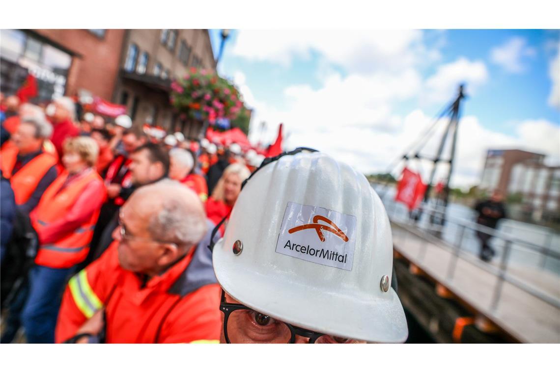 Die Beschäftigten von Arcelormittal in Duisburg haben im Innenhafen für den Erhalt ihrer Arbeitsplätze demonstriert. Das Unternehmen hatte im Juni seine Investitionspläne für das Duisburger Werk auf Eis gelegt.