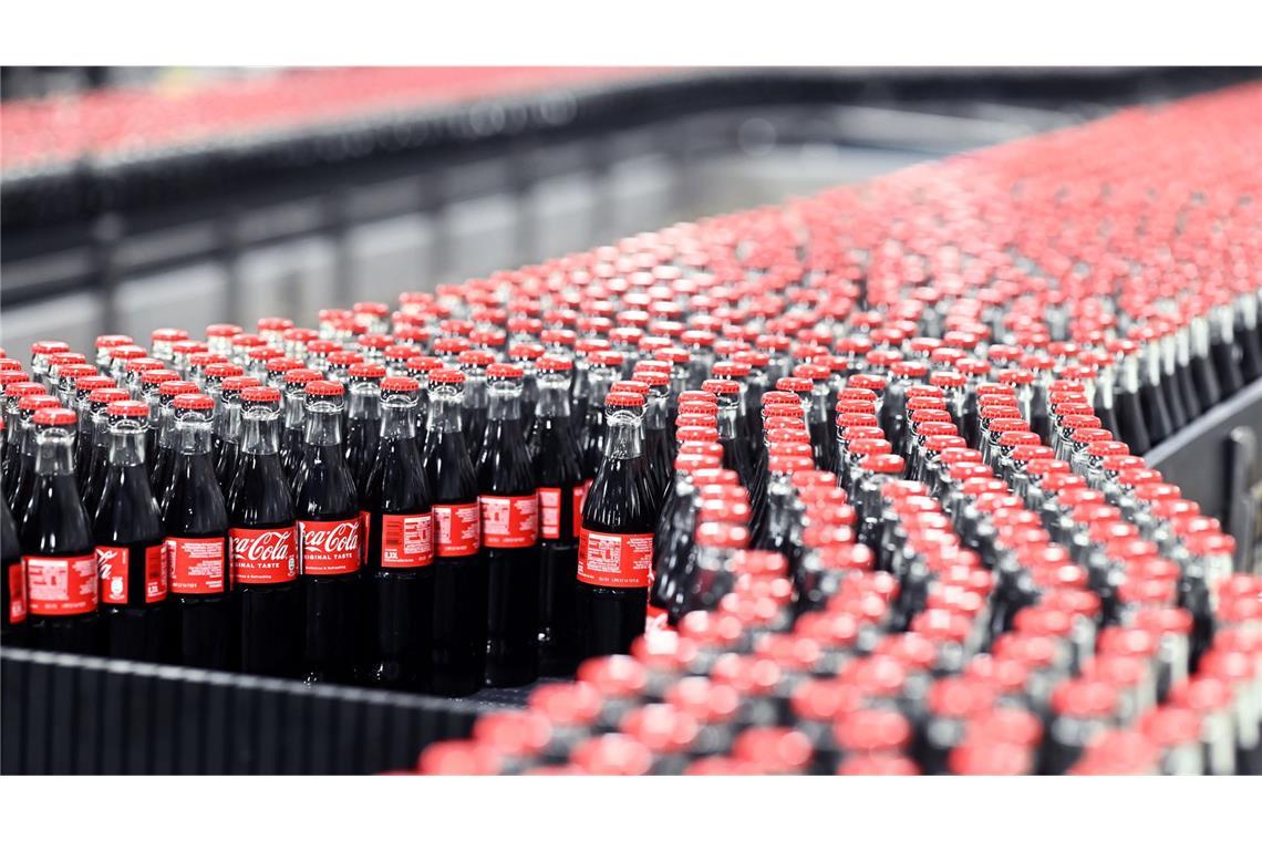 Die Beschäftigten von Coca-Cola in Deutschland bekommen mehr Geld.