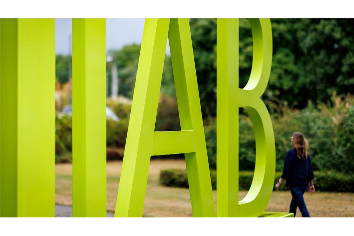 Die Beschäftigung in Deutschland steigt einer Prognose des IAB zufolge nur noch punktuell in einigen Bundesländern (Archivbild).