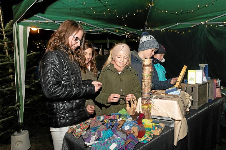 Die Besucher der Dorfweihnacht konnten sich an geschmackvoll gestalteten Ständen umsehen. Kenner des atmosphärischen Events wissen zu schätzen, dass die Macher viel Liebe bei der Dekoration des Dorfkerns walten lassen – wie auch bei der Mühlenweihnacht in Kirchenkirnberg, die in unserer gestrigen Ausgabe aus Versehen mit einem Motiv aus Siegelsberg illustriert war. Deshalb sei hier noch mal betont: Beide Events sind einzigartig. Foto: J. Fiedler