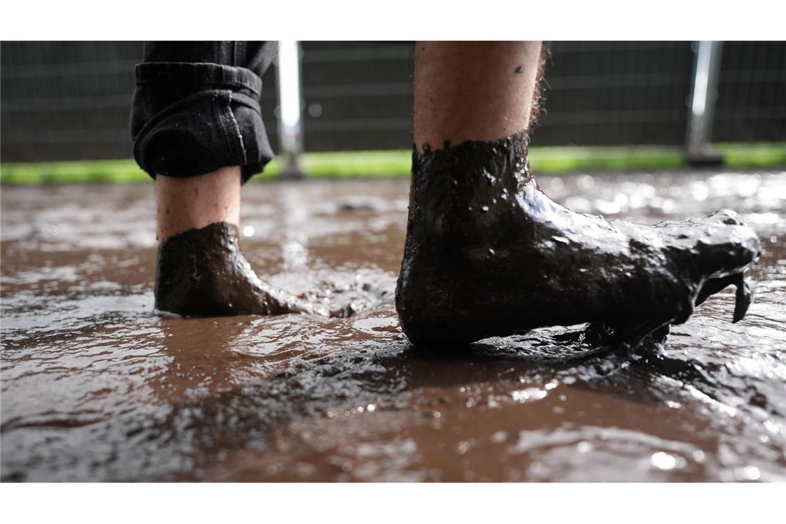 Regenmassen verwandeln Wacken in Schlammfeld Die Besucherinnen und Besucher lassen sich von dem Wetter beim Wacken Open Air nicht abschrecken.