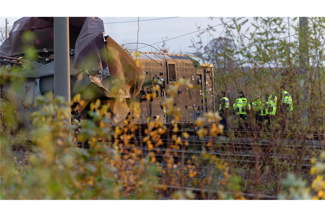 Drei Verletzte bei Güterzug-Unfall - Bahnstrecke gesperrt Die betroffene Bahnstrecke zwischen Köln und Aachen bleibt wohl tagelang gesperrt.