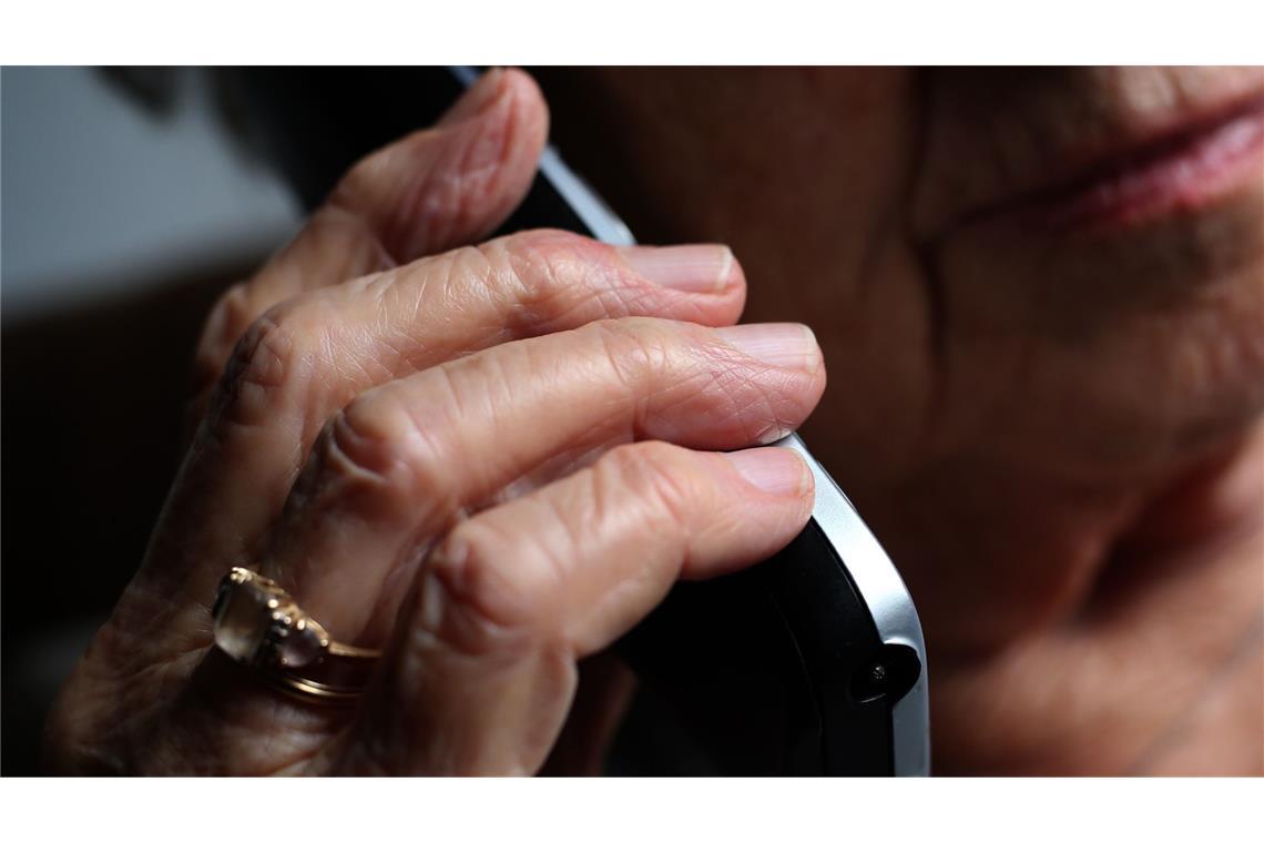 Die Betrüger haben es besonders auf ältere Menschen abgesehen (Symbolbild).