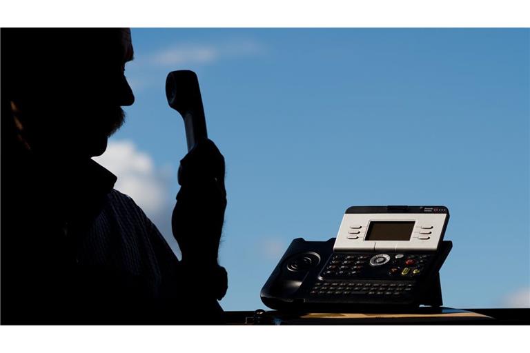 Die Betrügerbande machte dem alten Mann in mehreren Anrufen weis, dass es Einbrüche in seiner Nachbarschaft gegeben habe. (Symbolbild)