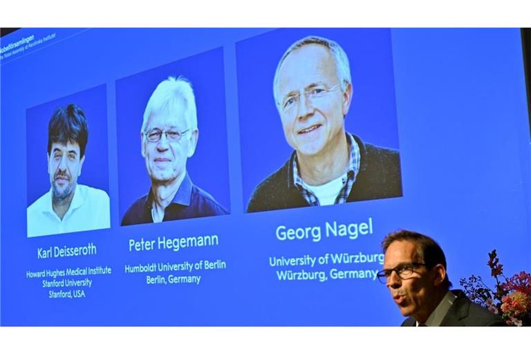 Die Bilder von Karl Deisseroth, Peter Hegemann und Georg Nagel sind auf einem Monitor zu sehen, als ihnen der Nobelpreis für Physiologie oder Medizin 2026 verliehen wird. Dies wird im Rahmen einer Pressekonferenz im Nobel-Forum am Karolinska-Institut in Stockholm, Schweden, bekannt gegeben.