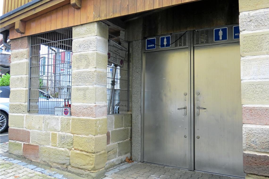 Neues stilles Örtchen, neue Radabstellplätze Die bisherige Toilette im Klosterhof ist bald Geschichte. Foto: C. Schick