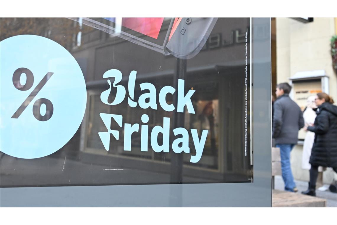 Die Black-Friday-Aktionstage sind auch in den Fußgängerzonen sehr präsent.