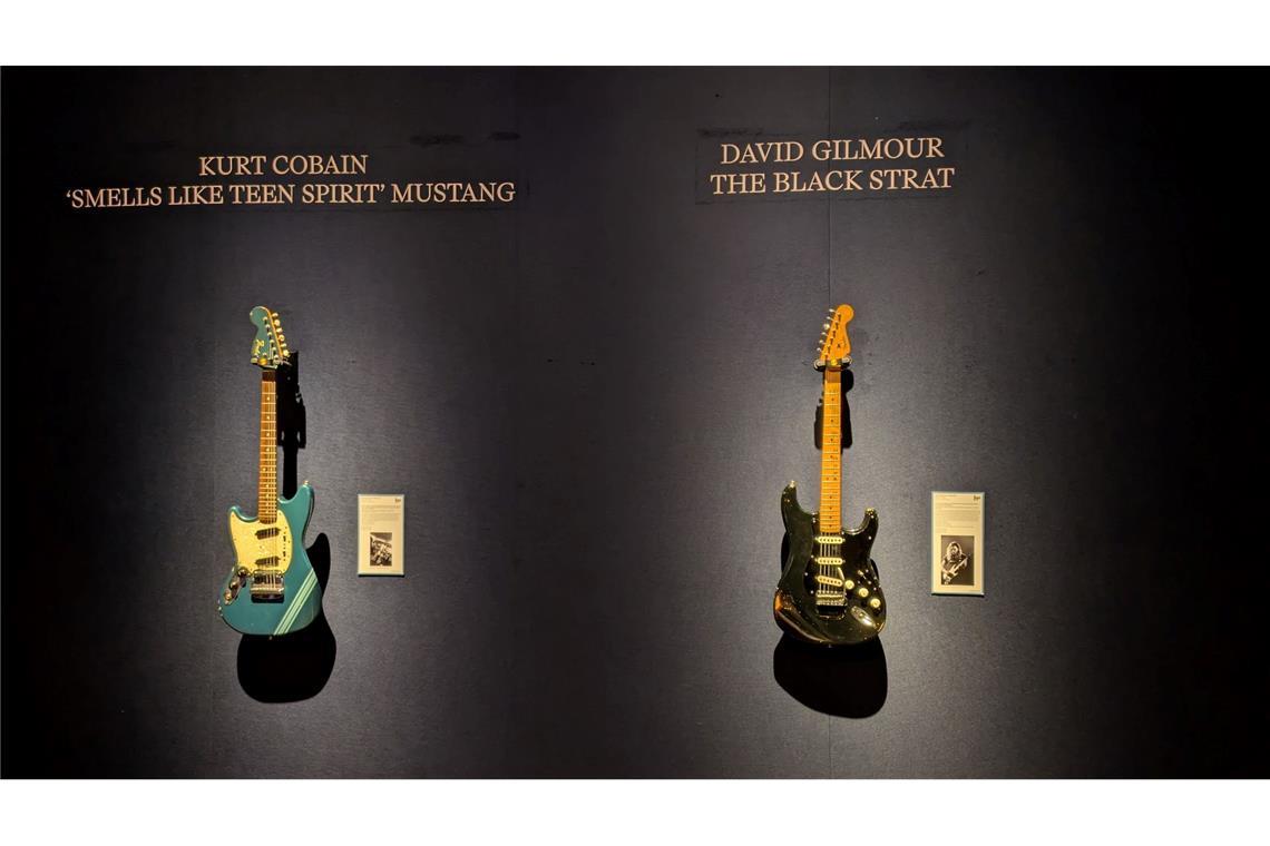 Die "Black Strat" von David Gilmour (r) erzielte einen Rekordpreis von umgerechnet rund 12,4 Millionen Euro. Eine Gitarre von Kurt Cobain kam für rund 6 Millionen Euro unter den Hammer.