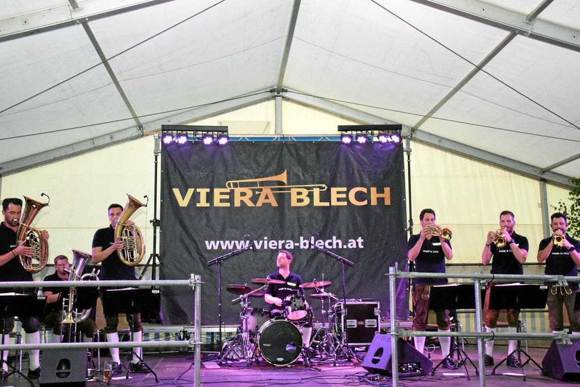 Blasmusikkonzert: Mal auf Kuschelkurs, mal im Turbogang Die Blasmusik-Asse von Viera Blech sorgten mit Witz und Spielfreude für beste Unterhaltung im Festzelt. Fotos: Elisabeth Klaper