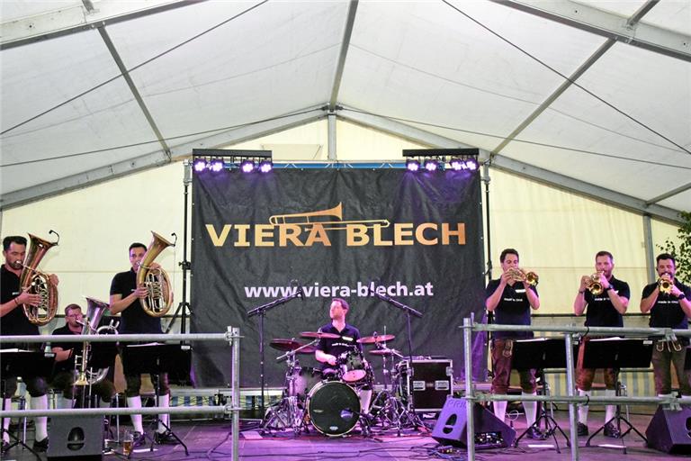 Die Blasmusik-Asse von Viera Blech sorgten mit Witz und Spielfreude für beste Unterhaltung im Festzelt. Fotos: Elisabeth Klaper