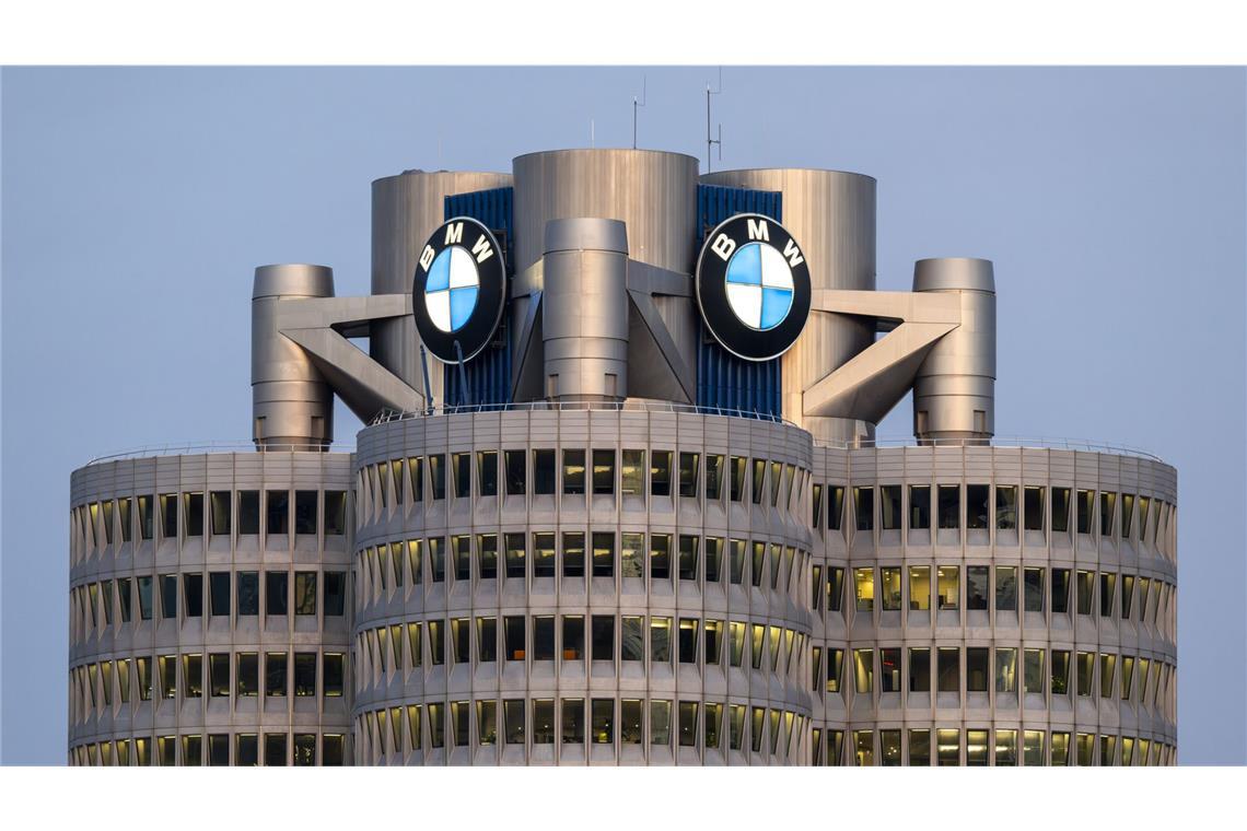 Die BMW Konzernzentrale in München mit BMW Logo. (Archivbild).