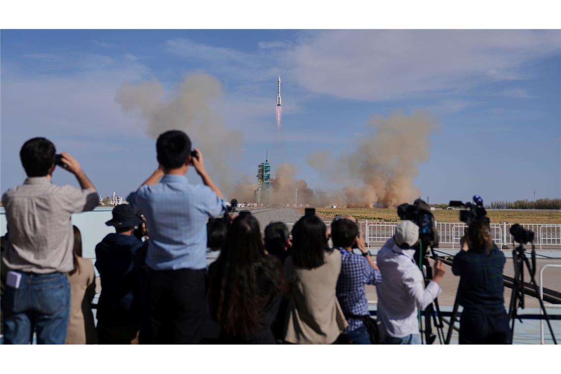 Drei chinesische Raumfahrer starten ins All Die Bodenstation der "Shenzhou 20"-Mission sprach von einem "erfolgreichen" Start.