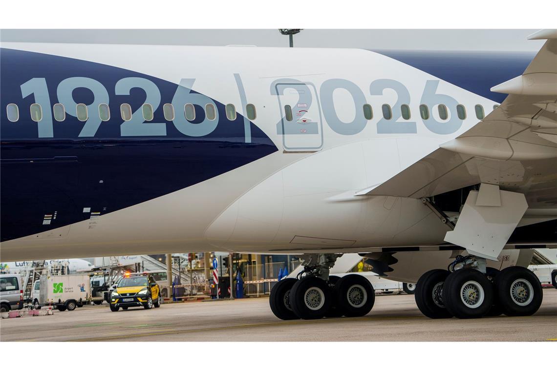 Die Boeing 787 mit "100 Jahre Kranich"-Sonderlackierung trägt die Jahreszahlen 1926 / 2026 auf der Seite.