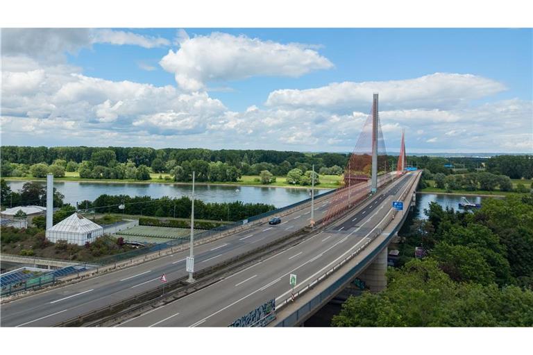 Die Bonner Rheinbrücke bleibt vorerst gesperrt - aber man kann näher an sie ran fahren. (Archivbild)