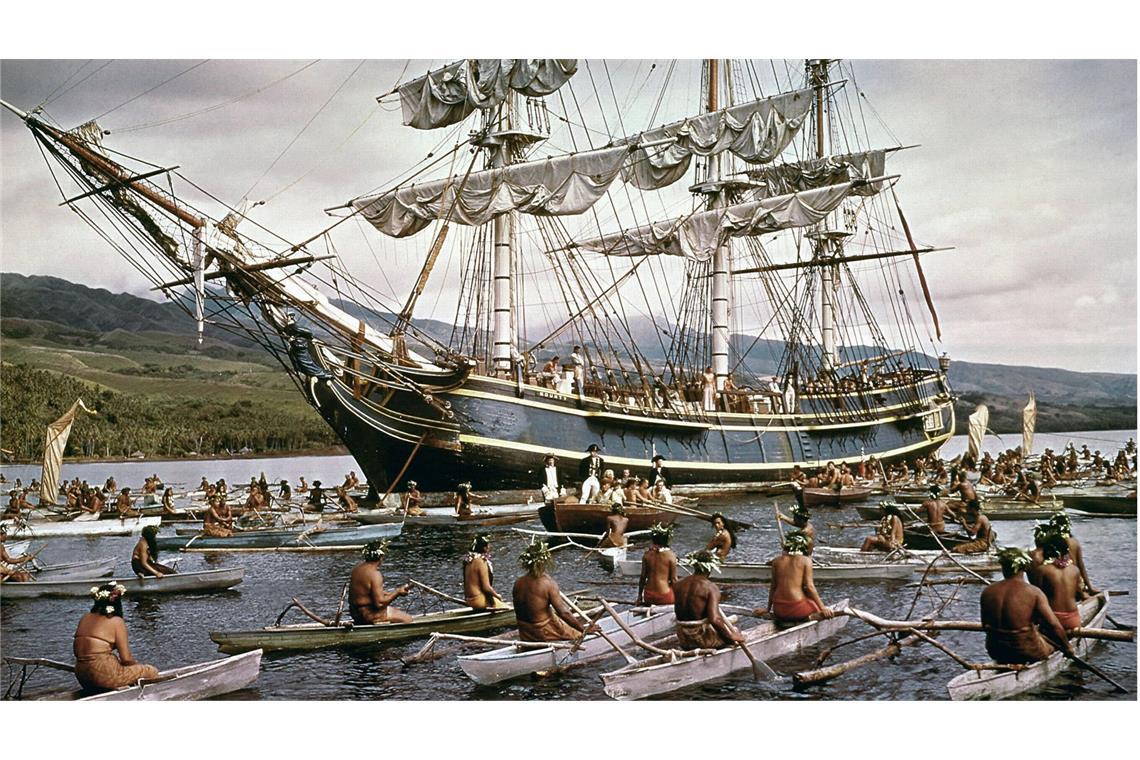 Der Kapitän der „Bounty“ erreicht mit 18 Matrosen die Pazifik-Insel Timor Die „Bounty“ erreicht Tahiti (Szene aus dem US-Spielfilm „Meuterei auf der Bounty“ von 1962.