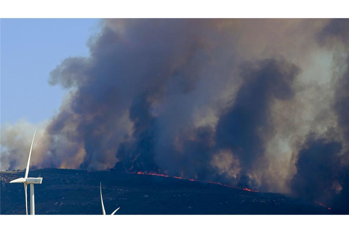 Toter bei Waldbrand in der Nähe von Madrid Die Brände bei Tarifa konnten auch am Folgetag zunächst noch nicht alle gelöscht werden.