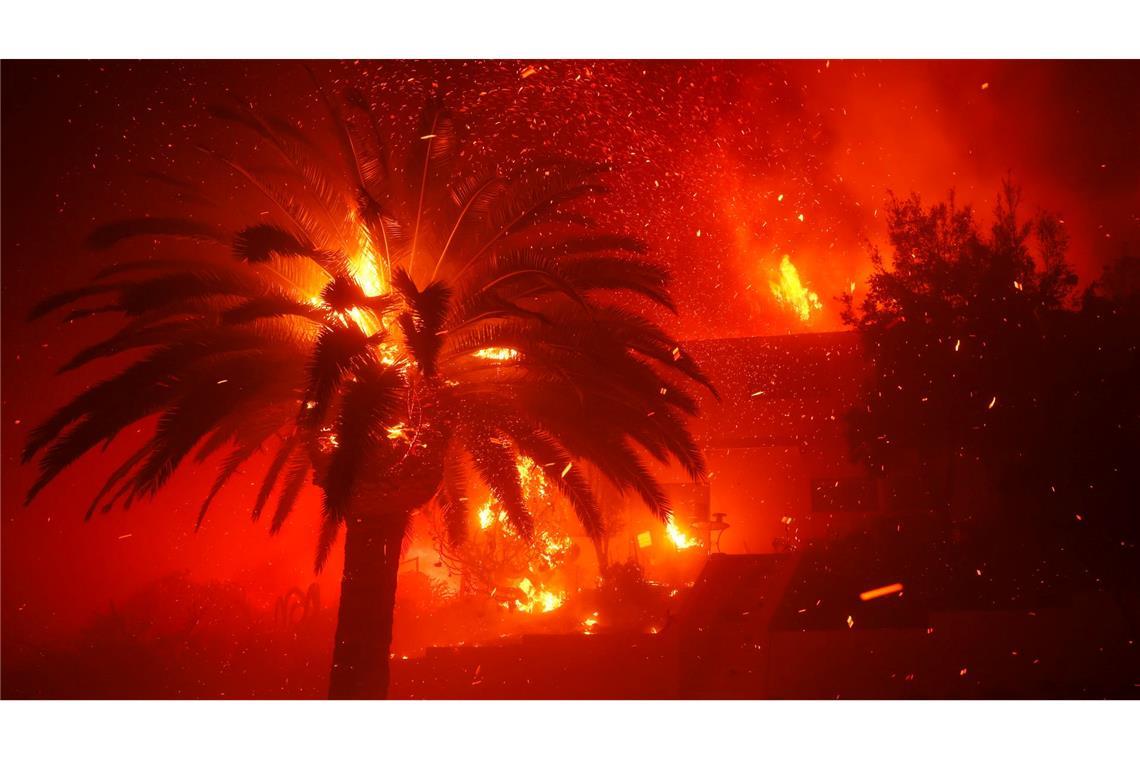 Inferno in Los Angeles – Schwere Brände an der US-Westküste Die Brandbekämpfung aus der Luft gestaltet sich schwierig.