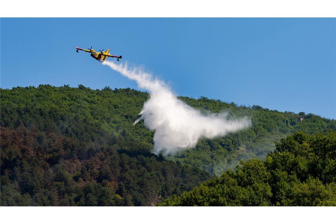 Die Brandbekämpfung aus der Luft ist gerade in unwegsamem Gelände oft die einzige Möglichkeit, die Flammen direkt zu bekämpfen.