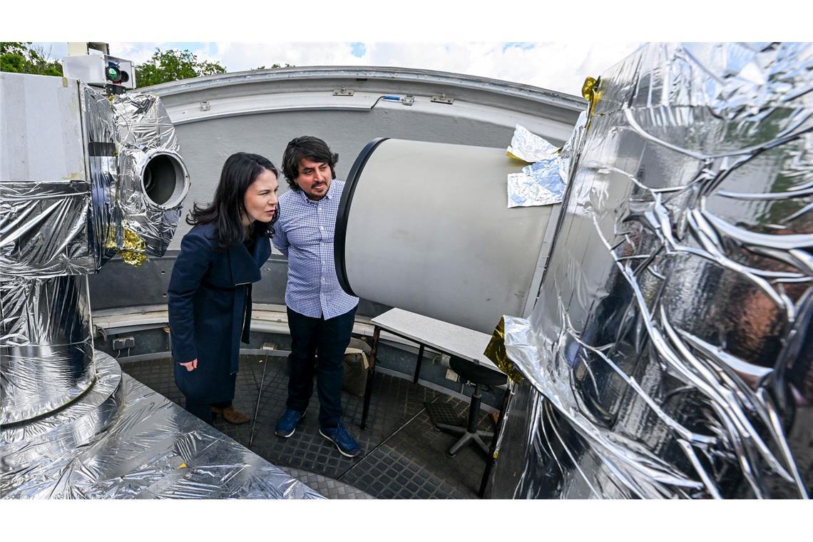 Bilder des Tages Die Brandenburger Bundestagsabgeordnete Annalena Baerbock (Bündnis90/Die Grünen) besucht das Deutsche Geo-Forschungszentrum (GFZ) auf dem Telegrafenberg und erhält am Teleskop der Laserstation Informationen vom Wissenschaftler Julian Rodriguez-Villamizar.