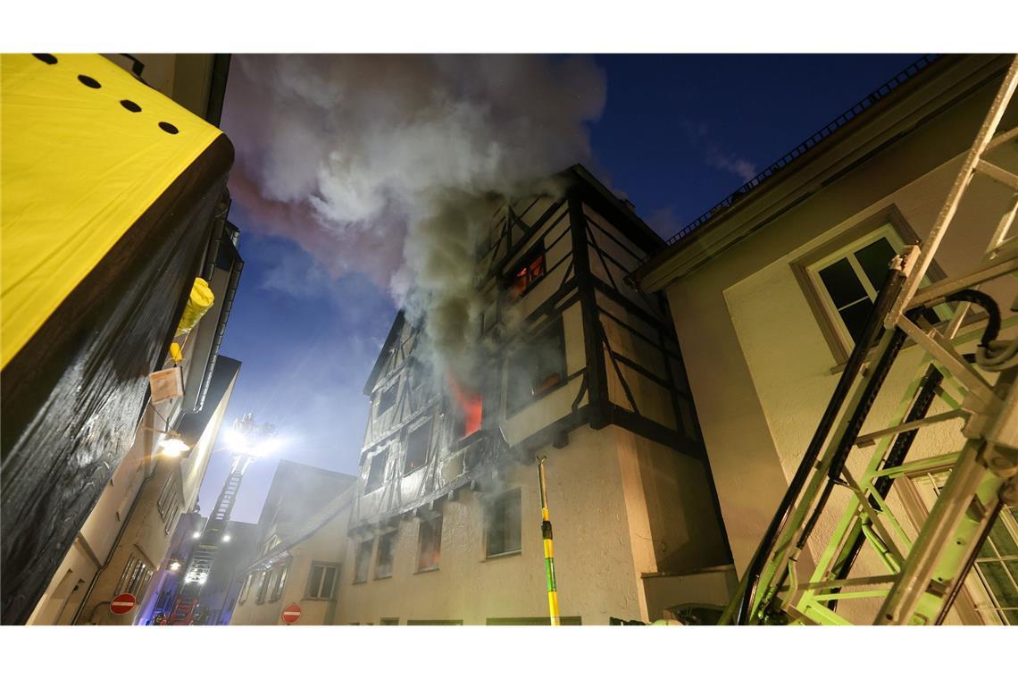 Fachwerkhaus in Vollbrand – drei Menschen vermisst Die Brandursache ist noch nicht bekannt.