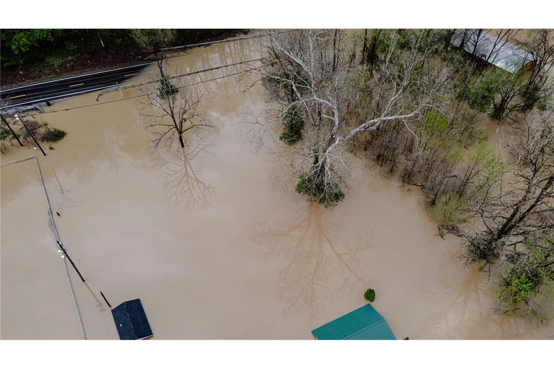 Land unter in den USA: Mindestens 16 Tote bei Unwettern Die braune Brühe ließ Häuser und Autos bis zur Dachkante versinken - oder spülte sie komplett fort.