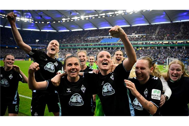 Die Bremer Spielerinnen jubeln über das Finale im DFB-Pokal.
