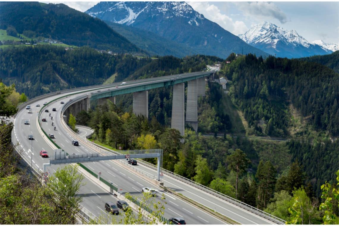 Die Brennerautobahn ist am Pfingstsamstag, dem 30. Mai 2026 für mehrere Stunden komplett gesperrt. Alle Infos zur Dauer, betroffenen Strecken und Alternativen für Reisende.