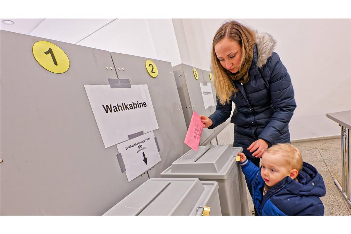 Die Briefwahl erfolgt immer mit Stimmzettelumschlag – anders als am Wahlsonntag selbst. Bei der vorgezogenen Bundestagswahl 2025 waren teilweise sogar schon vor dem Termin Urnen aufgestellt. (Archiv)