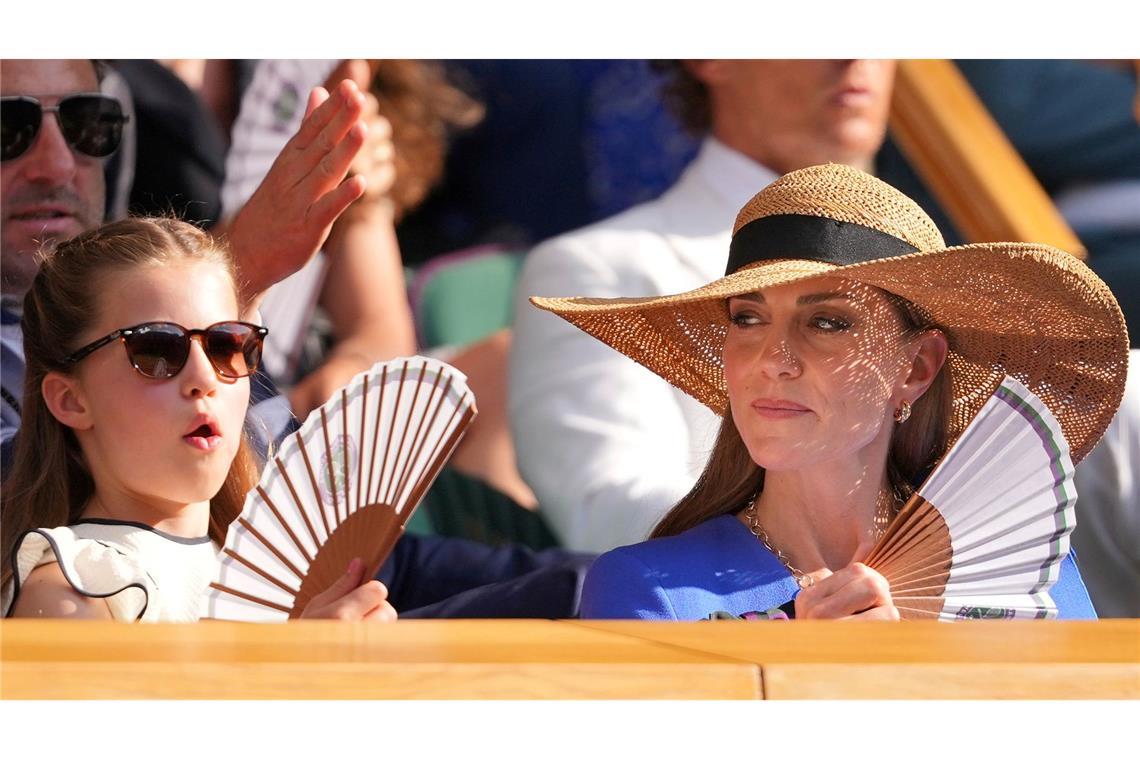 Bilder des Tages Die britische Prinzessin Kate und Prinzessin Charlotte verfolgen das Wimbledon-Finale und fächern sich Luft zu.