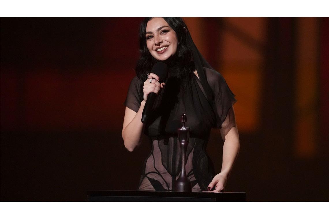 Bilder des Tages Die britische Sängerin und Songwriterin Charli XCX ist mit fünf Auszeichnungen die große Gewinnerin bei den Brit Awards in diesem Jahr.