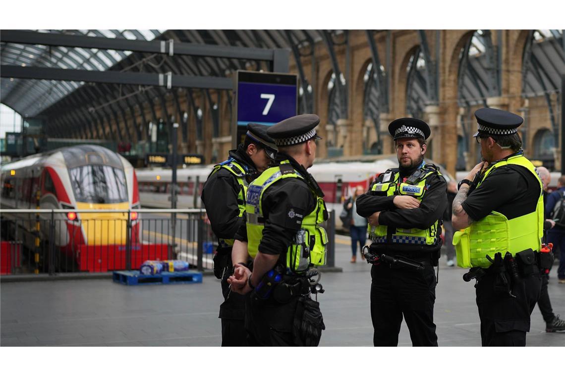 Die britische Verkehrsministerin Alexander kündigte eine verstärkte Polizeipräsenz an Bahnhöfen an, nachdem mehrere Menschen in einem Zug niedergestochen worden waren.