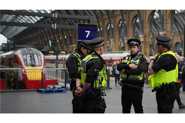 Die britische Verkehrsministerin Alexander kündigte eine verstärkte Polizeipräsenz an Bahnhöfen an, nachdem mehrere Menschen in einem Zug niedergestochen worden waren.