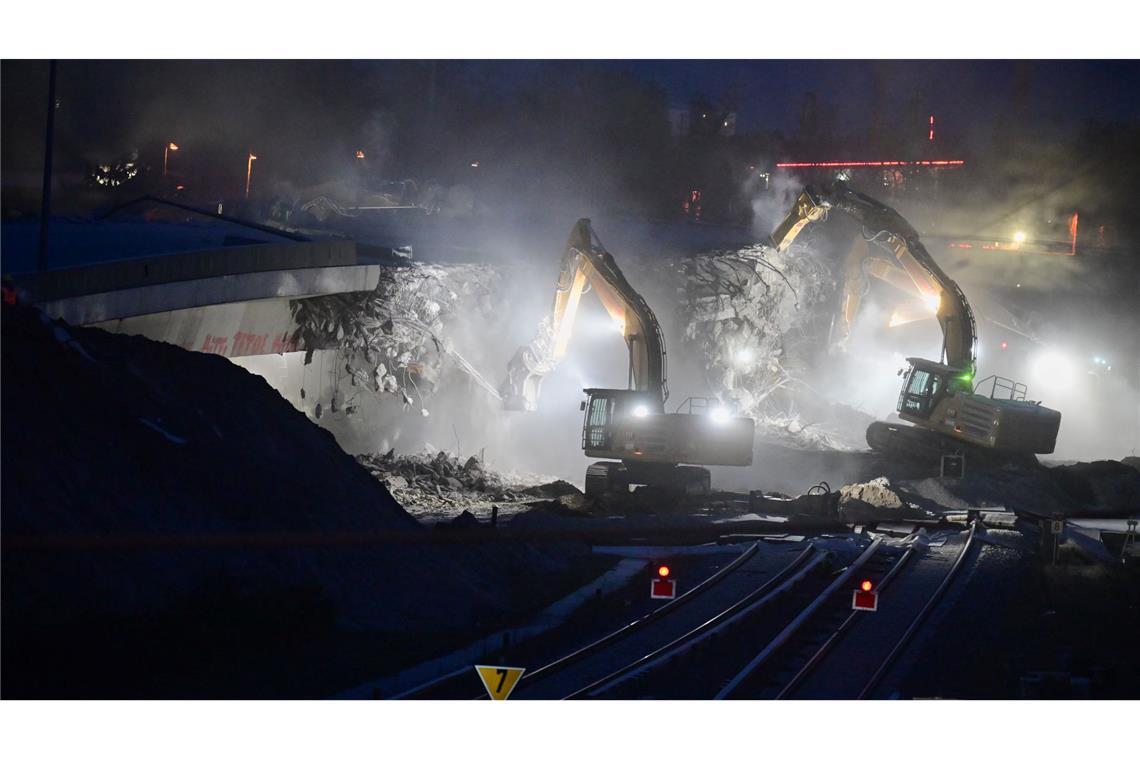 Bilder des Tages Die Brücke der Autobahn 100 über die Ringbahn wird in Berlin abgerissen.