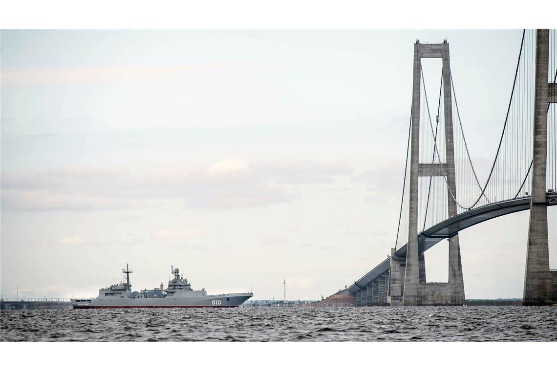 Deutscher spaziert in Dänemark auf riesige Brücke Die Brücke über den Großen Belt - hier ist ein Schiff der russischen Nordflotte unter ihr zu sehen - zählt zu den imposantesten Bauwerken Dänemarks. (Symbolbild)